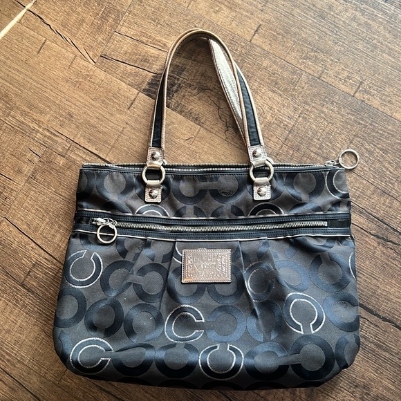 Coach Poppy - Picture 15 of 15